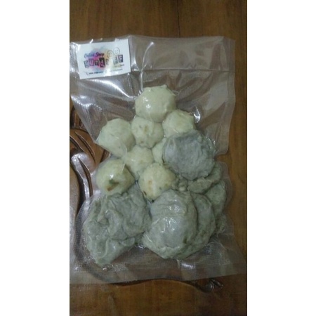 

Pempek kecil bulat adaan dan pempek kulit isi 25 plus cuko Asli Palembang