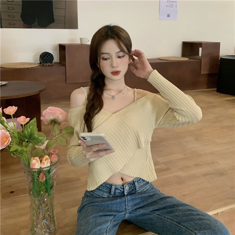 Desain off-shoulder V-neck dengan suspender silang tidak beraturan atasan rajutan