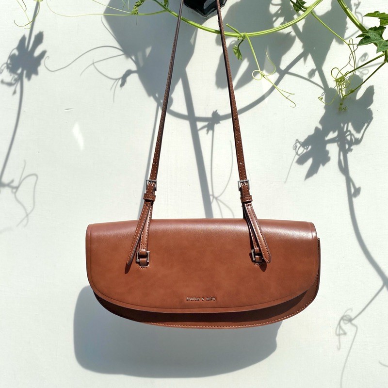 Tas Wanita Elongated Saddle