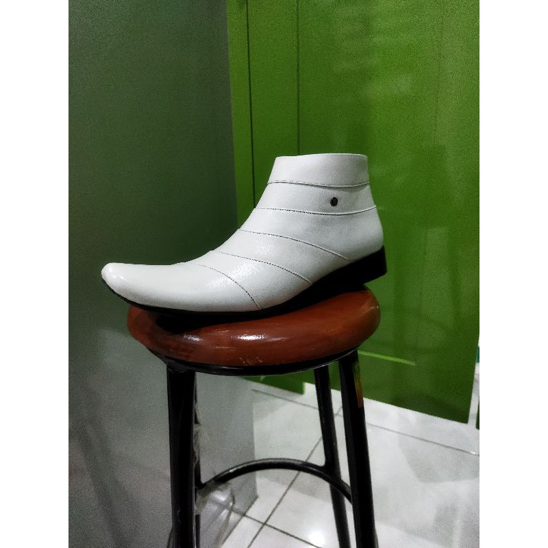 Pantofel Bally Putih