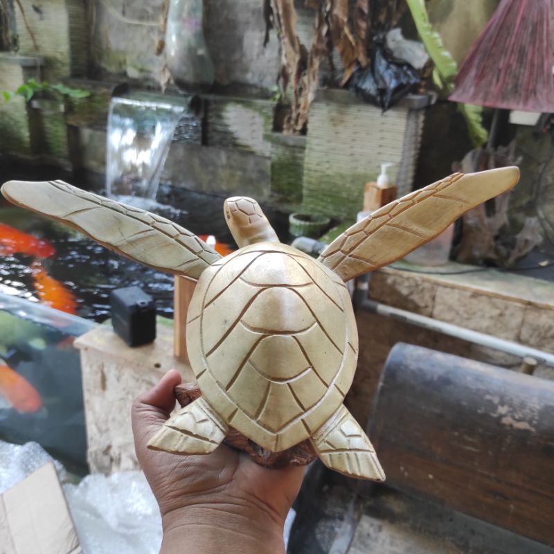 PATUNG KURA KURA TERBANG  DARI KAYU WARU