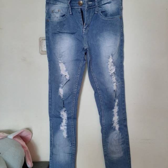 [Pre-loved] VR ripped jeans