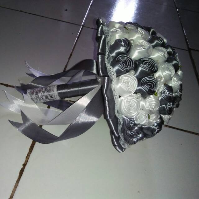 Buket bunga pernikahan pengantin wisuda putih abu tua
