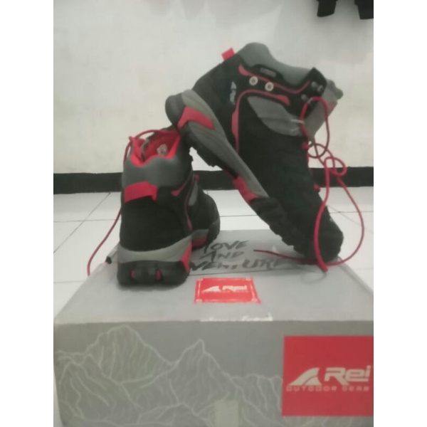 sepatu gunung rei termurah