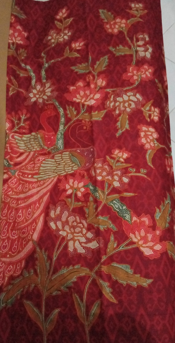 Kain Batik Solo Motif Merak Dasar Merah ( Primissima )