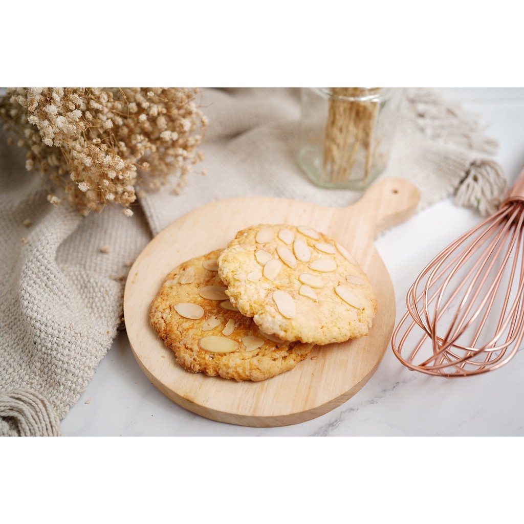 

Handmade Crunchy Almond Cookies by de Paris Bakery