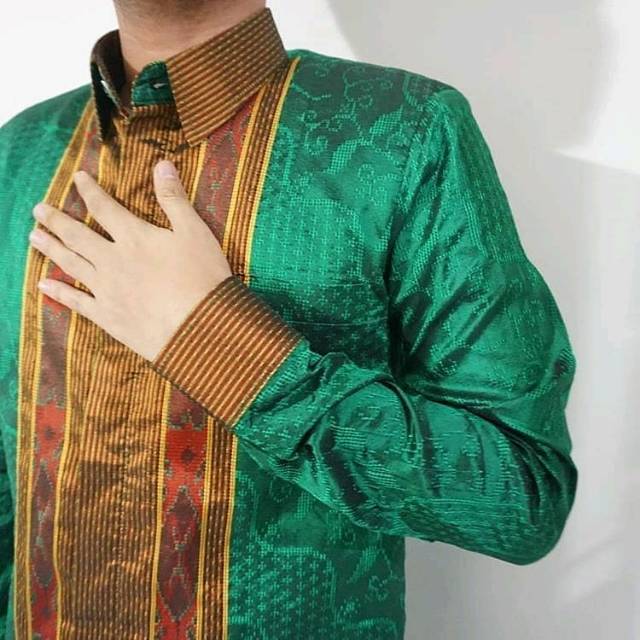 Kemeja tenun baron