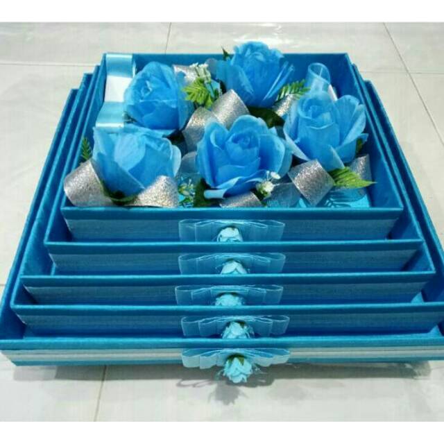 

Kotak hantaran biru laut.