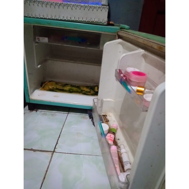 KULKAS mini bar Toshiba (Bekas)