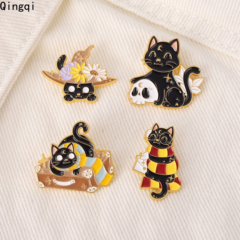 Bros Pin Enamel Desain Kucing Penyihir Topi Kucing Bulan Tengkorak Bahan Metal Untuk Perhiasan Halloween