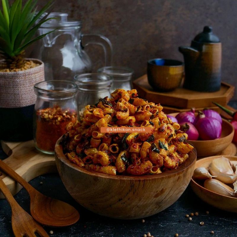 

Ngemilyukk Wonogiri Makaroni Pedas Daun Jeruk