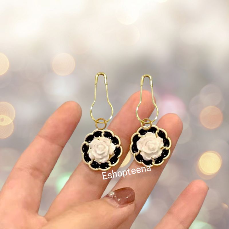 A185 anting hijab mawar putih lilitan gold hitam_anting jilbab