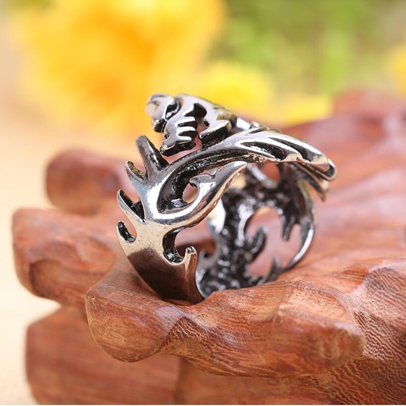 Cincin Desain Naga Warna Silver Gaya Retro Untuk Pria