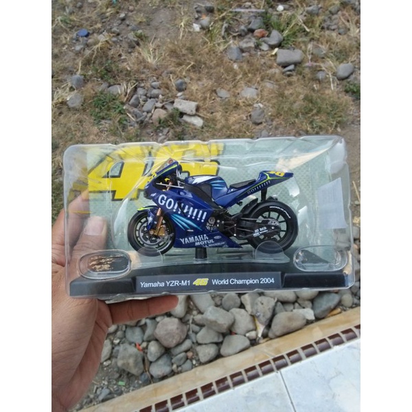 miniatur diecast Yamaha YZR-M1 rossi 2004 skala 1:18