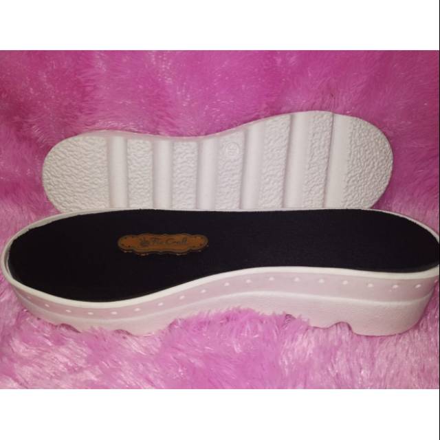 Sol sepatu rajut putih