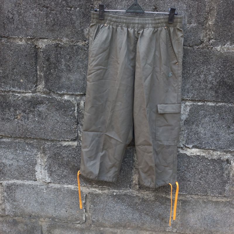 CELANA CEWEK BAWAH LUTUT HIJAU ARMY BRAND NEW BALANCE SIZE 28 - 31 PINGGANG STRECH