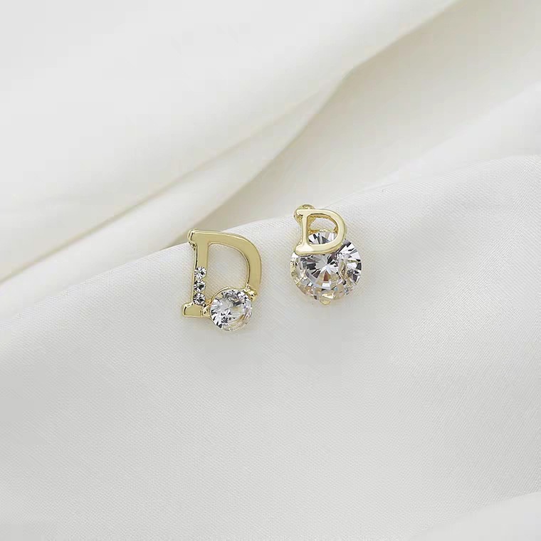 Korea fashion style titanium baja kepribadian asimetris huruf D stud anting-anting. Serbaguna bermut