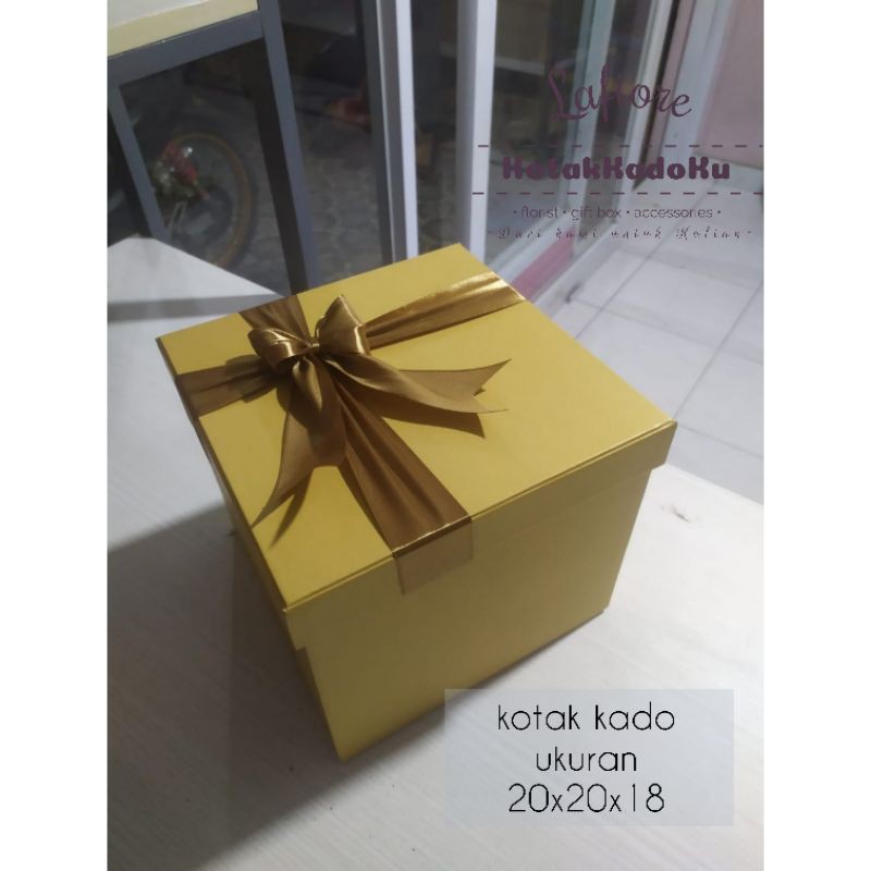 

Kotak Kado/Gift Box 18x18x18 (cm) & 20x20x20(PxLxT) bisa custom ukuran dan request warna