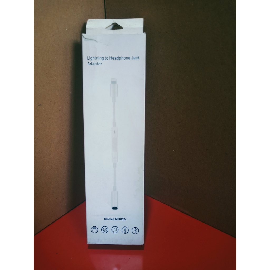 Charger Lightning to headphone jack adapter