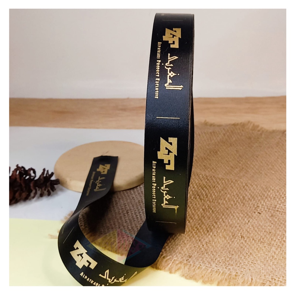 

Label satin hitam custom,label hijab,label baju, label pakaian, label washing