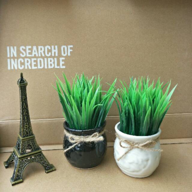 Set bunga plastik rumput mini dengan pot keramik putih Set bunga plastik rumput mini dengan pot keramik putih