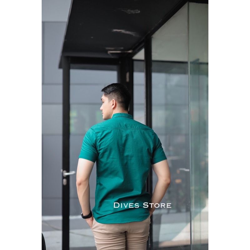 Kemeja pria polos slimfit kasual basic HeM lengan Pendek hijau botol