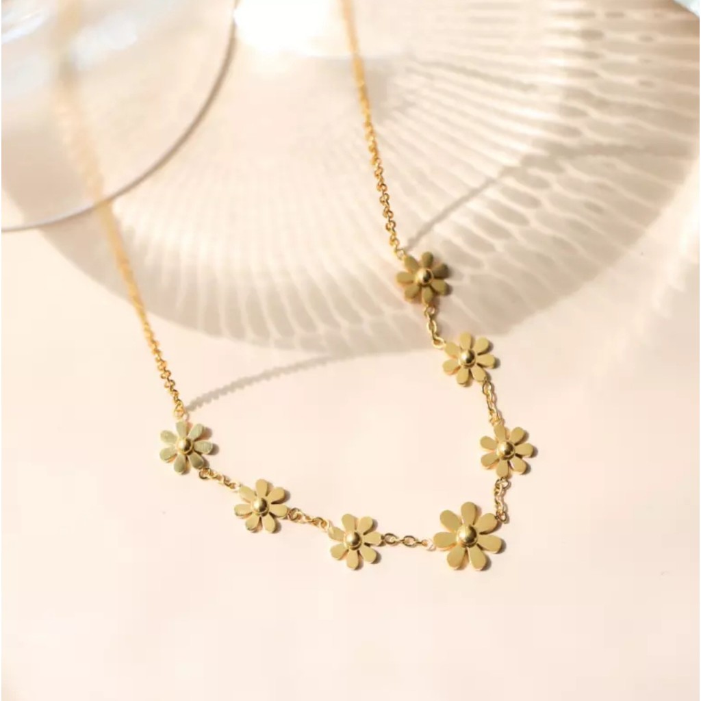 Kalung Titanium Aksen 7 Bunga Warna Rose Gold dan Gold