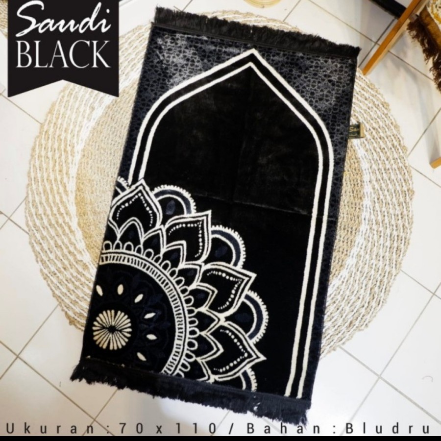 sajadah saudi hitam bahan bludru tebal ukuran 70 x 110 cm