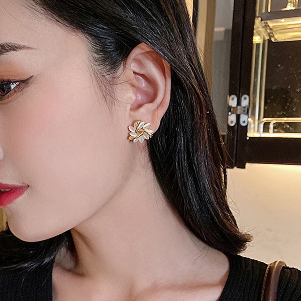 Hu Hu Hu Hu Hu Alat Bantu Pasang Kacamata♡ 1 Pasang Anting Stud Bentuk Bunga Lingkaran Bahan Alloy Gaya Klasik Untuk Wanita