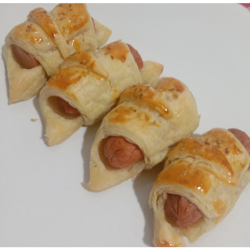 

Sausage Roll Pastry / Sosis Roll Pastry / Sosis Sapi Roll / Roti Sosis Enak / Roti unyil sosis / Croisant Sosis