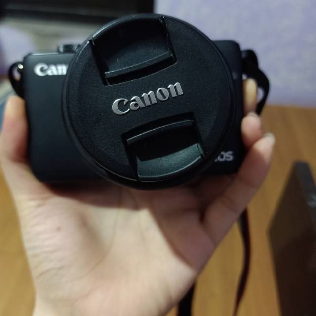 Kamera Canon M10 bekas