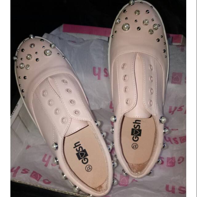Sepatu gosh