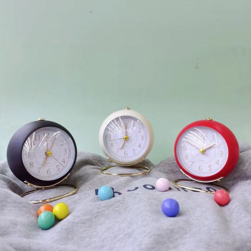 Jam Alarm Bahan Logam Gaya Retro Minimalis Warna Permen Untuk Dekorasi Meja