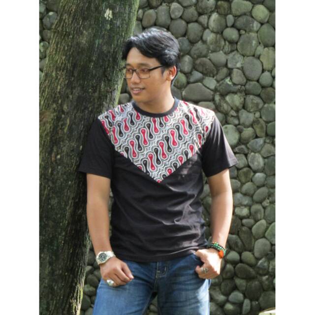 Kaos hitam/kaos eksklusif/kaos batik/kaos/kaos modern/baju batik
