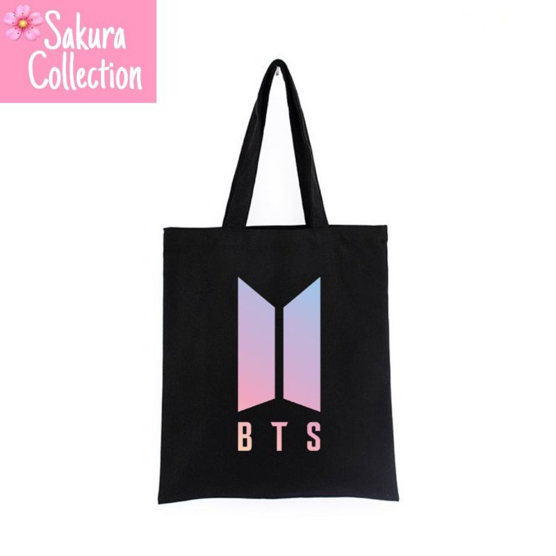 Tote Bag tas Brand LOGO TULISAN BTS KPOP Boyband Korea musik rock metal tote bag resleting pria wanita tas sekolah / tas ngaji / tas kerja / tas belanja unisex canvas kekinian hitam/black tas jinjing/laptop fashion