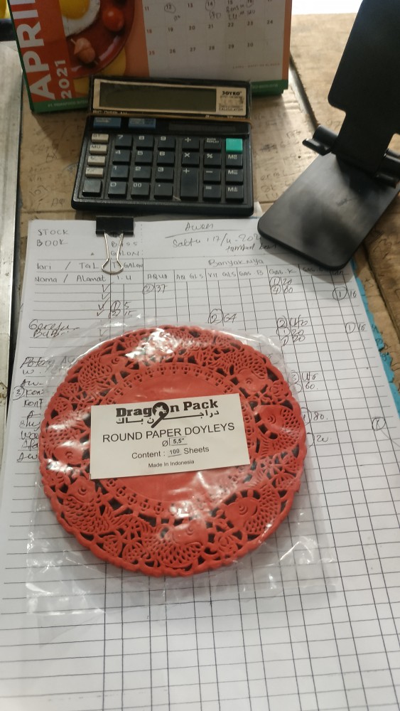 Round Paper Doyleys 5.5 Merah Motif Ikan Koi  (alas Renda Bulat Toples) - Isi 100lbr