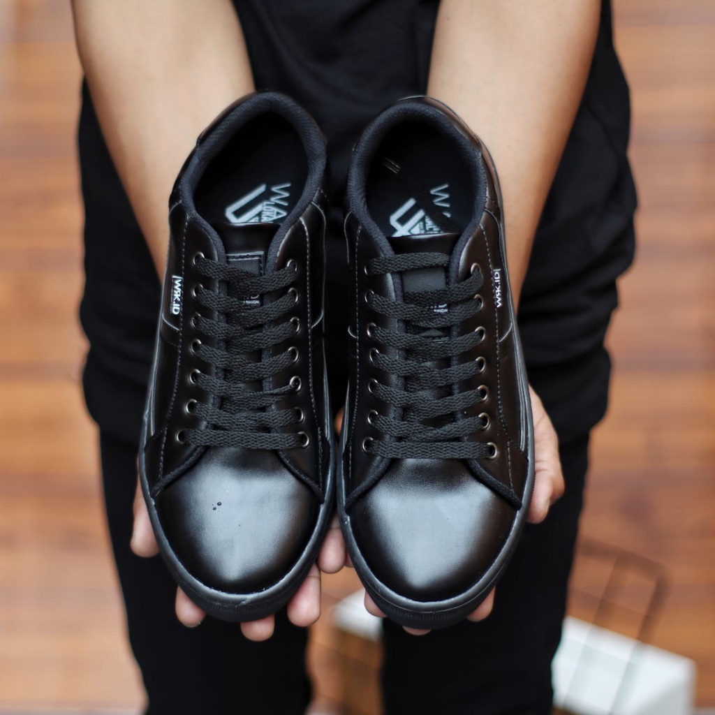 MOLK Sepatu Kasual Pria Sneaker Hitam Simple Murah Original Footwear