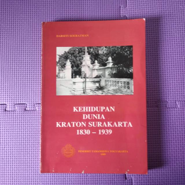 Buku Sejarah Kehidupan Dunia Kraton Keraton Surakarta 1830-1939 Darsiti Soeratman