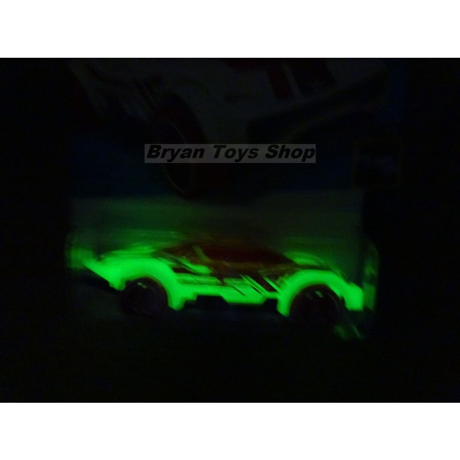 Hot Wheels Cosmic Coupe Biru - Glow In The Dark