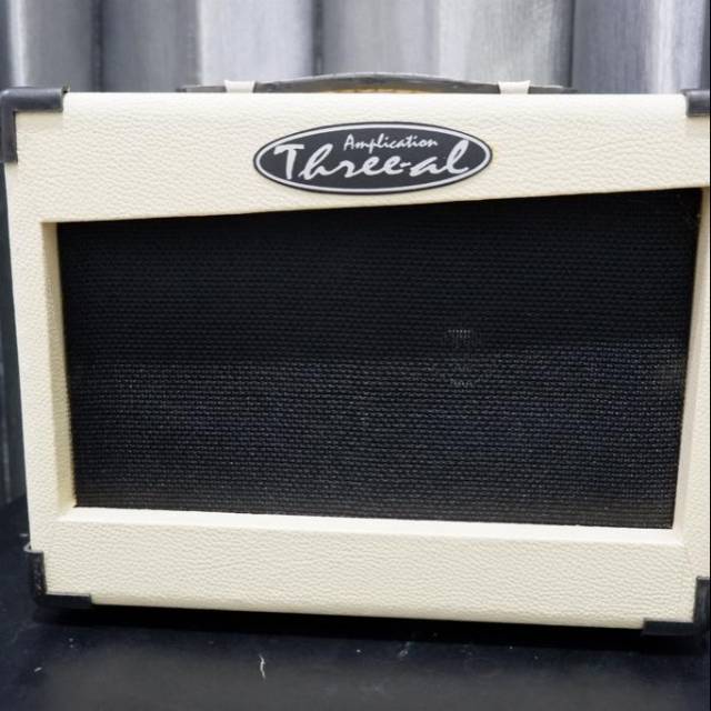 amplifier gitar 6 inch with distorsi . guitar amplifier