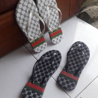 SENDAL SPON JEPIT  MOTIF G G GUCCI  SANDAL  PLIPPER PITA 