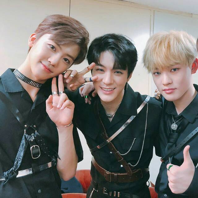 [BOOKED] PC STICKER MFAL & WE YOUNG CHENLE