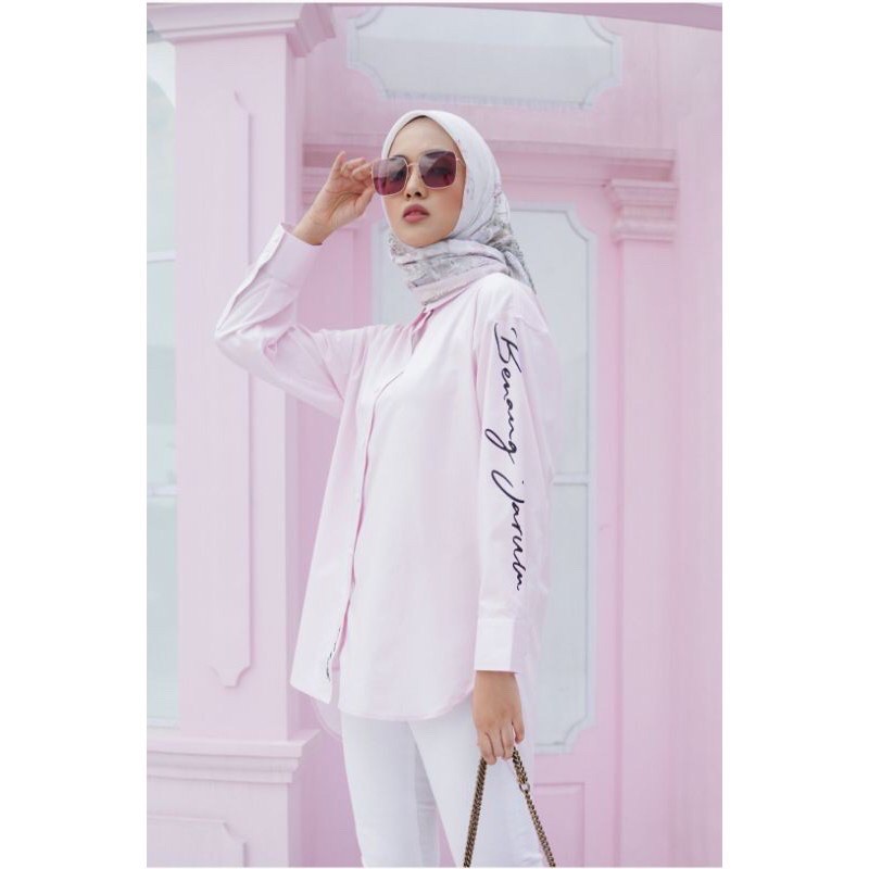 Benang Jarum Red label x Buttonscarves Logo Printed Shirt