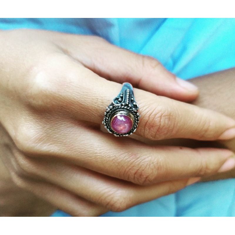 Cincin Cewek Ukiran Batu Mirah  kode Mallika Ring