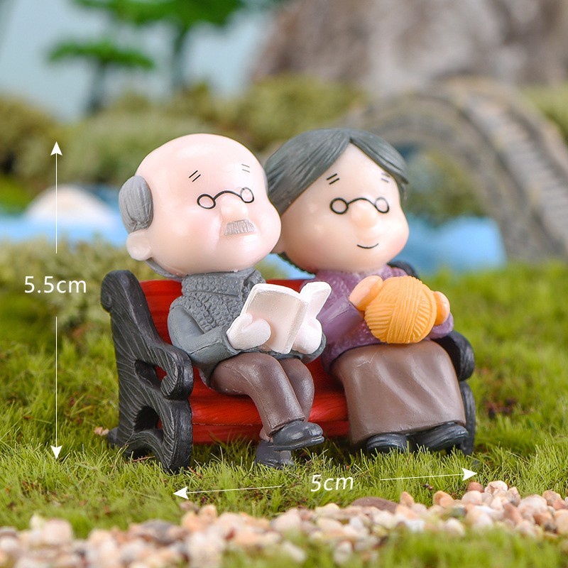 Boneka Miniatur Kakek Nenek Duduk Bangku Dekorasi Cake Topper Murah