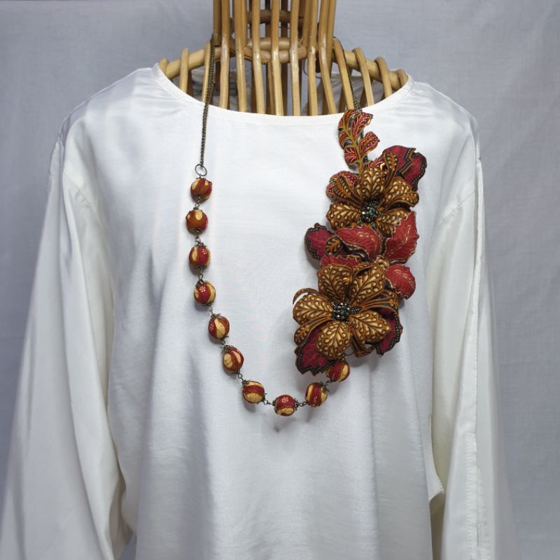 Kalung Etnic Motif Bunga Batik Sospeso