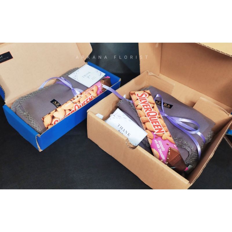 

Hampers hijab mix silverqueen / kado wisuda / kado ultah / kado annive
