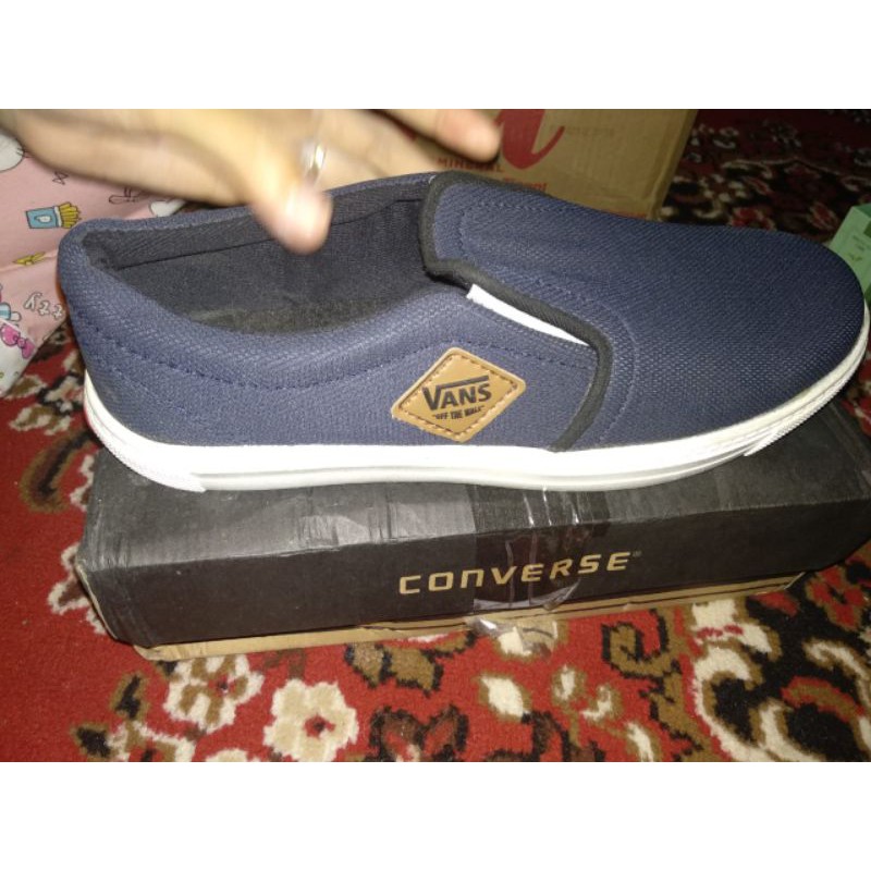 Sepatu Cowok warna Navy merk VANS