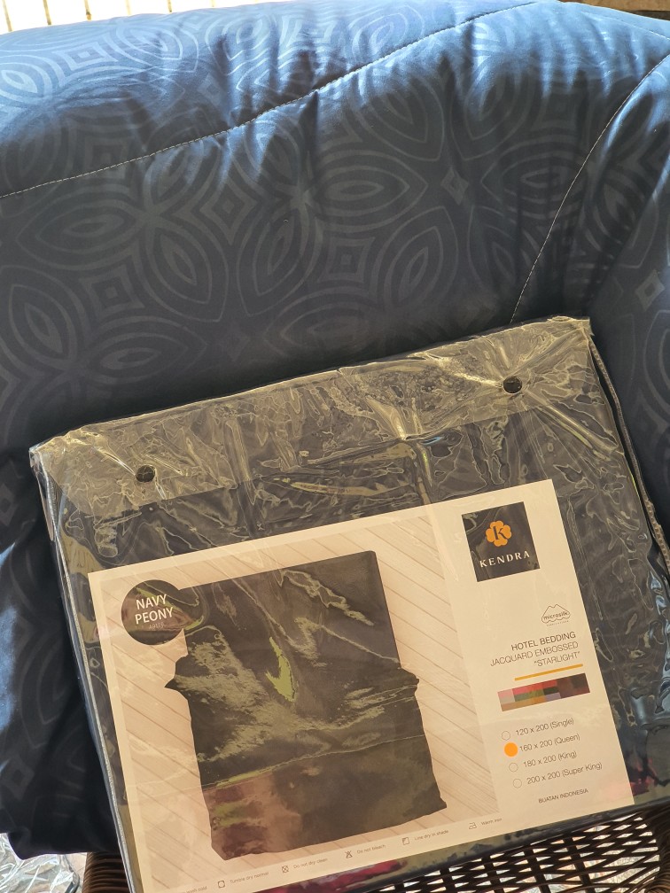 Kendra - Bedcover Set 160x200 Queen Tinggi 30 Cm Flat Polos Jacquard Hotel Friamart ( Bed Cover )