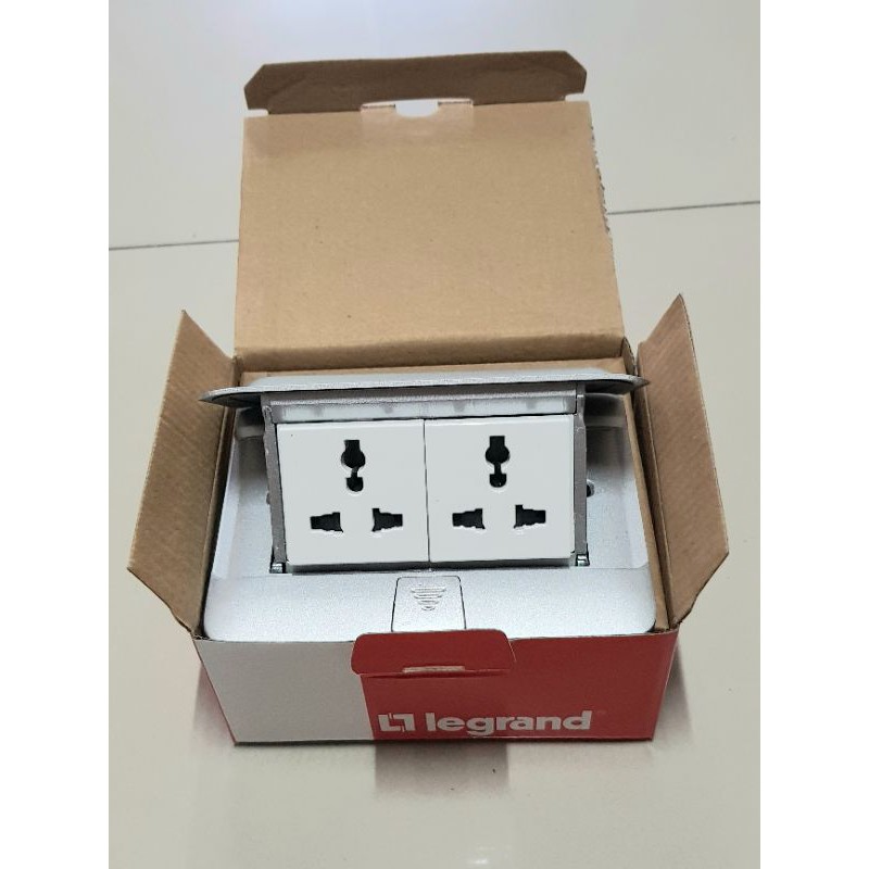 Legrand Stop Kontak Lantai 4 Modul (isi 2 Stop kontak universal)